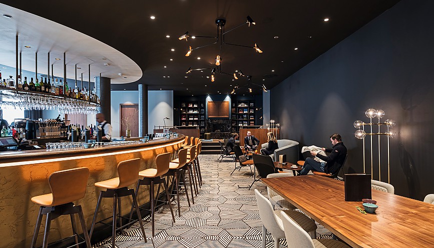 Im gesamten Lobby- und Barbereich hat der renommierte Münchner Interior Designer Peter Buchberger Hand angelegt Im gesamten Lobby- und Barbereich hat der renommierte Münchner Interior Designer Peter Buchberger Hand angelegt