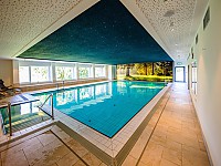 Das Schwimmbad mit weichem, mineralischem Quellwasser bei 30 Grad Wassertemperatur 