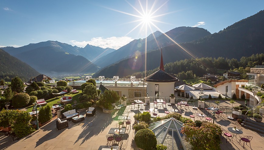 STOCKresort mit Aussicht über die Tiroler Alpen STOCKresort mit Aussicht über die Tiroler Alpen