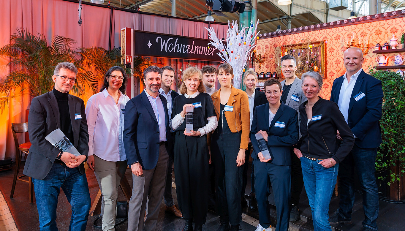 Die Shortlist-Kandidat*innen mit den Gewinner-Teams und Vertreter*innen von Novartis - DGP 2023 Die Shortlist-Kandidat*innen mit den Gewinner-Teams und Vertreter*innen von Novartis - DGP 2023