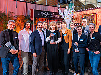 Die Shortlist-Kandidat*innen mit den Gewinner-Teams und Vertreter*innen von Novartis - DGP 2023