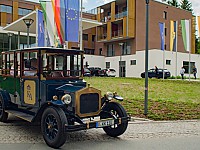 Oldtimer vor dem Hotel