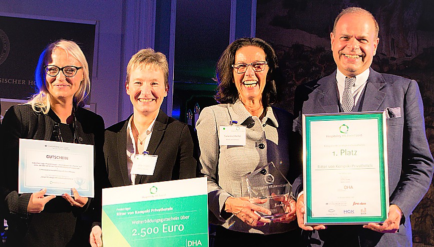 Die Gewinner des Hospitality HR Awards bei der Preisverleihung in Frankfurt: (v.r.) Dr. Clemens Ritter von Kempski, Eigentümer und Geschäftsführer, Susanne Kiefer, Direktorin, Anja Gorges, Stellv. Direktorin, Cassandra Schlangen, Personalberaterin Die Gewinner des Hospitality HR Awards bei der Preisverleihung in Frankfurt: (v.r.) Dr. Clemens Ritter von Kempski, Eigentümer und Geschäftsführer, Susanne Kiefer, Direktorin, Anja Gorges, Stellv. Direktorin, Cassandra Schlangen, Personalberaterin