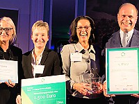 Die Gewinner des Hospitality HR Awards bei der Preisverleihung in Frankfurt: (v.r.) Dr. Clemens Ritter von Kempski, Eigentümer und Geschäftsführer, Susanne Kiefer, Direktorin, Anja Gorges, Stellv. Direktorin, Cassandra Schlangen, Personalberaterin