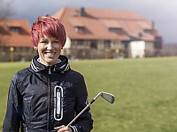 Kati Wilhelm, Markenbotschafterin des Hotels und Ex-Spitzensportlerin bietet "Golf-Biathlon" an Kati Wilhelm, Markenbotschafterin des Hotels und Ex-Spitzensportlerin bietet "Golf-Biathlon" an