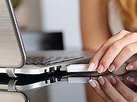 Über mobile Datenträger wie USB-Sticks kann Schadsoftware unbeabsichtigt ins System gelangen. Mit DriveLock kann kontrolliert werden, wer welche externen Datenträger wie nutzen darf