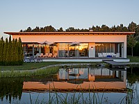 Abendstimmung - Alle Villen und Suiten besitzen ihren eigenen Seezugang zum Naturbadeteich