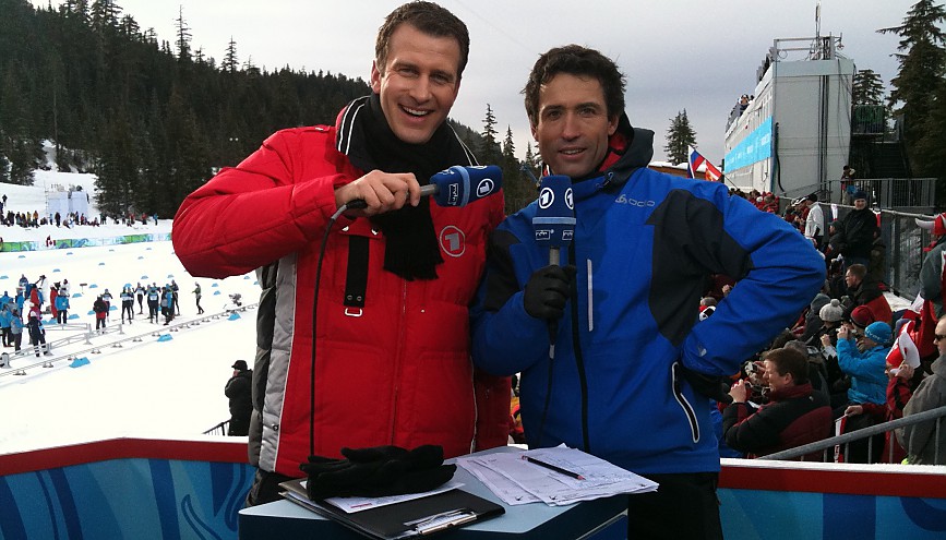 Ren&eacute; Kindermann (li.) mit Co-Moderator Peter Schlickenrieder bei den Olympischen Winterspielen