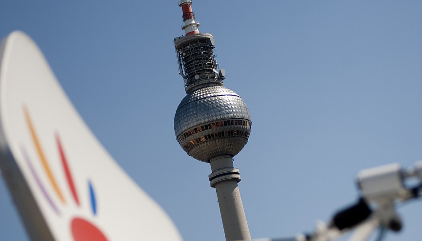 In einer Hand: Media Broadcast k&uuml;nftiger DVB-T2-Sendernetz- und Plattformbetreiber