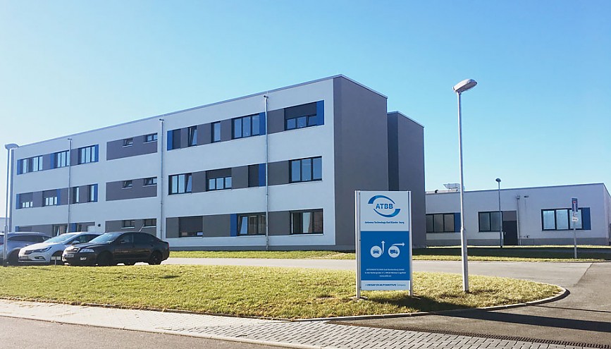 In diesem modernen Werk in Thüringen produziert das Unternehmen ATBB moderne Antennensysteme aller Art für die Bereiche Automotive, Smart Industrie und den Energiesektor In diesem modernen Werk in Thüringen produziert das Unternehmen ATBB moderne Antennensysteme aller Art für die Bereiche Automotive, Smart Industrie und den Energiesektor