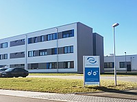 In diesem modernen Werk in Th&uuml;ringen produziert das Unternehmen ATBB moderne Antennensysteme aller Art f&uuml;r die Bereiche Automotive, Smart Industrie und den Energiesektor