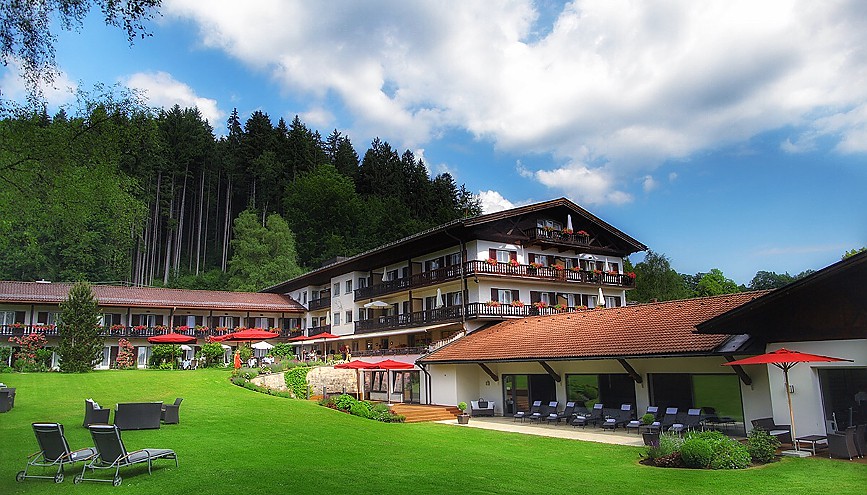 Familiäres und erholsames Resort-Ambiente mit Blick über die Berge Familiäres und erholsames Resort-Ambiente mit Blick über die Berge