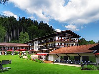 Familiäres und erholsames Resort-Ambiente mit Blick über die Berge