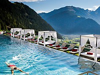 Schwimmen im Paradies - 25 Meter langes Sportschwimmbecken im Stock resort