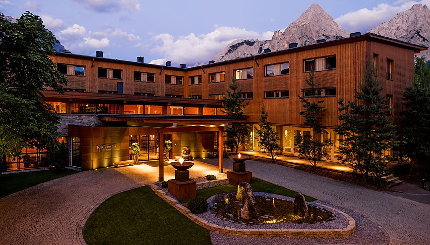 Das Wellnesshotel MOHR life resort liegt am Fuße der Zugspitze in Lermoos Das Wellnesshotel MOHR life resort liegt am Fuße der Zugspitze in Lermoos