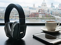 Ungest&ouml;rter Musikgenuss in Bus, Bahn und Flugzeug mit dem August EP750 dank integrierter Ger&auml;uschfilterung