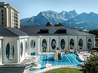 Die Tamina Therme ist eingebettet in die spektakuläre Bergwelt der Alpen rund um Bad Ragaz
