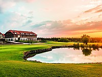 Vor sanften H&uuml;geln und gepflegtem Golfrasen - ein besonderes Resort