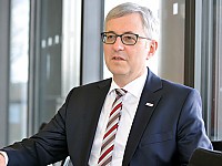 Dr. Rolf Bulander, Geschäftsführer der Robert Bosch GmbH, Vorsitzender des Bereiches Mobility Solutions Dr. Rolf Bulander, Geschäftsführer der Robert Bosch GmbH, Vorsitzender des Bereiches Mobility Solutions