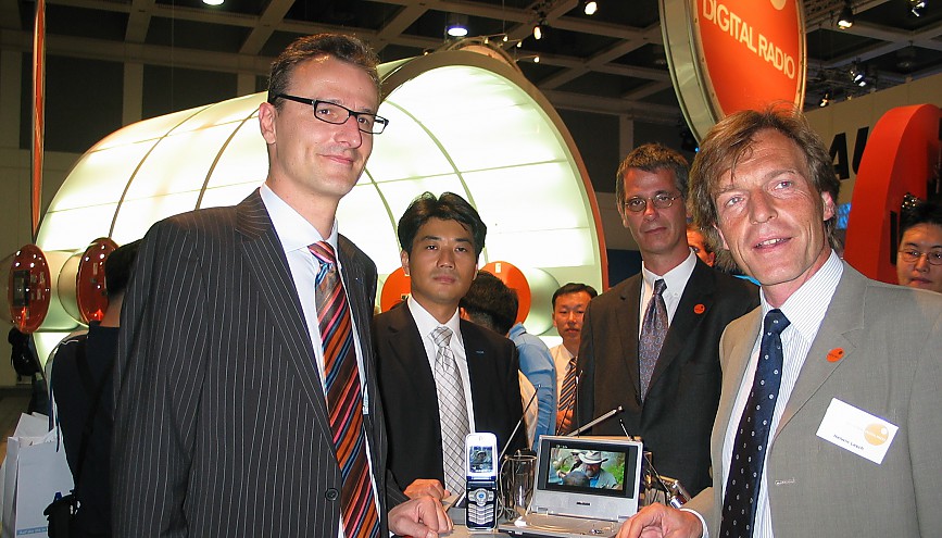 DMB-Empf&auml;nger von Samsung v.l.n.r.: Thomas Ferrero, Samsung; Anthony Park, Samsung; Axel Rudolph, IMDR; Helwin Lesch, IMDR