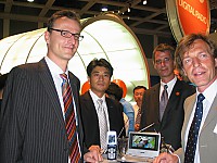 DMB-Empf&auml;nger von Samsung v.l.n.r.: Thomas Ferrero, Samsung; Anthony Park, Samsung; Axel Rudolph, IMDR; Helwin Lesch, IMDR