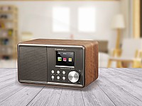 Kompakt und im Walnuss-Design, mit eleganter Frontansicht mit Tasten und Drehregler aus Aluminium 