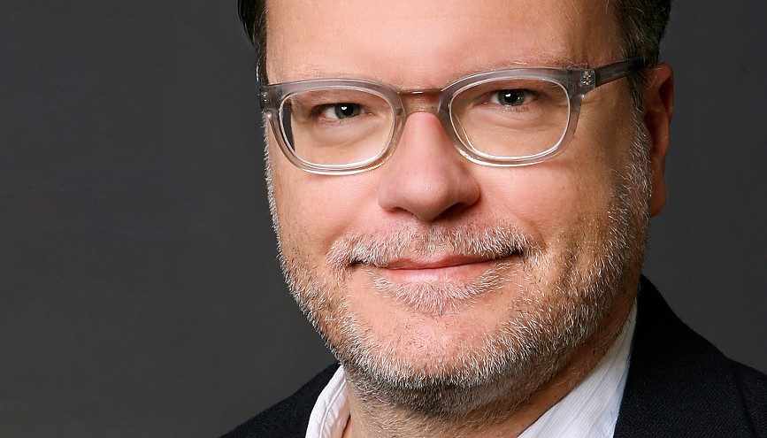 Prof. Dr. Christoph Jacke ist Studiengangsleiter Populäre Musik und Medien (BA/MA) an der Universität Paderborn Prof. Dr. Christoph Jacke ist Studiengangsleiter Populäre Musik und Medien (BA/MA) an der Universität Paderborn