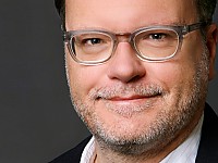 Prof. Dr. Christoph Jacke ist Studiengangsleiter Popul&auml;re Musik und Medien (BA/MA) an der Universit&auml;t Paderborn