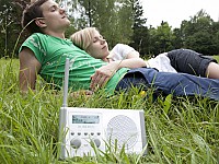 Mit dem Frühling kommen auch zahlreiche Digitalradio- Neuheiten auf den Markt Mit dem Frühling kommen auch zahlreiche Digitalradio- Neuheiten auf den Markt