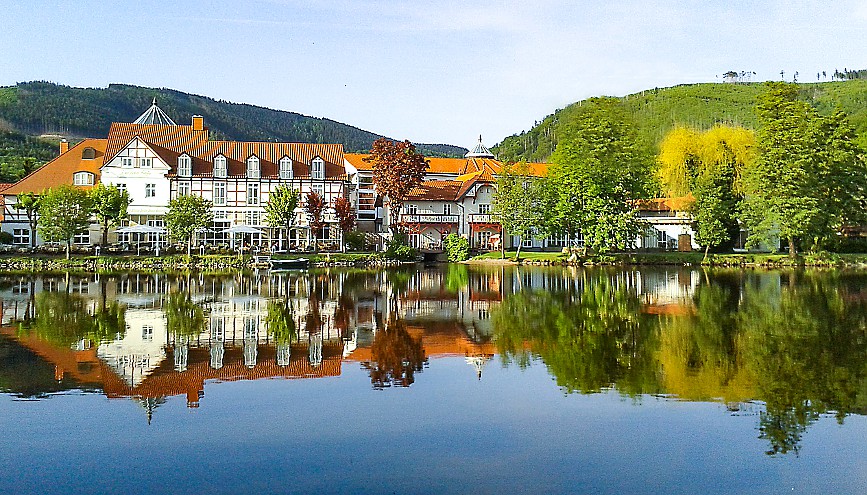 Direkt am Forellenteich gelegen - Landhaus am Fuße des Brocken gehört zur Gruppe „Dr. Lohbeck Privathotels“ Direkt am Forellenteich gelegen - Landhaus am Fuße des Brocken gehört zur Gruppe „Dr. Lohbeck Privathotels“