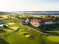 Inmitten von Golf-Plätzen und sanften Hügeln liegt das Spa & Golf Resort Weimarer Land