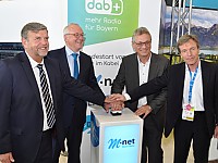 Symbolischer Knopfdruck zum Start von DAB+ im Kabel (v.l.): Johannes Trottberger (Gesch&auml;ftsf&uuml;hrer der BDR GmbH), Dr. Hermann Rodler (Technischer Gesch&auml;ftsf&uuml;hrer M-net), Siegfried Schneider (Pr&auml;sident der BLM), Helwin Lesch (Leitung Hauptabteilung Verbreitung und Controlling des BR) 