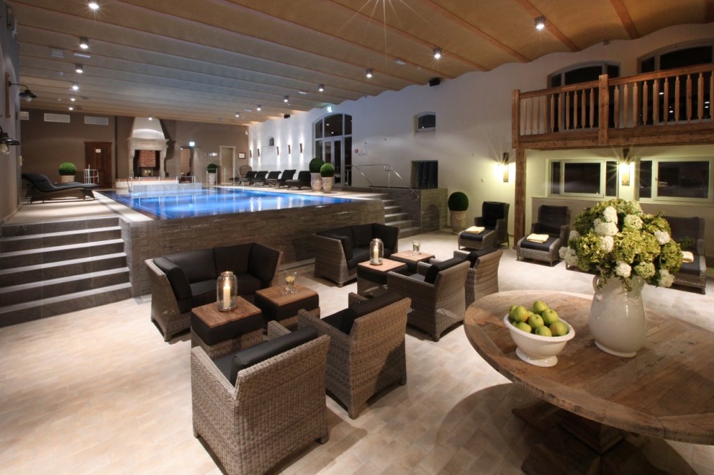 Lindentherme Innenpool mit Lounge