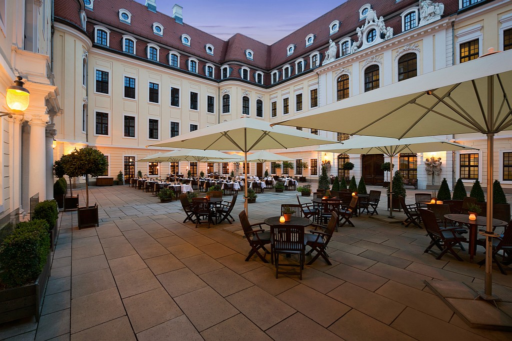 Der Innenhof lädt im Sommer zum Verweilen ein