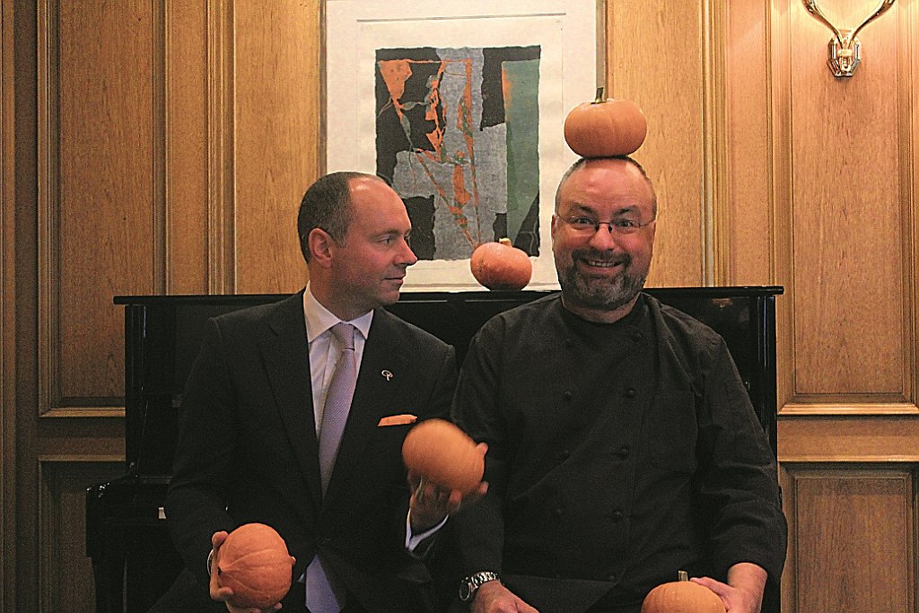 Hoteldirektor Athmann und Küchenchef Lohse bereiten sich auf Küchenparty vor.