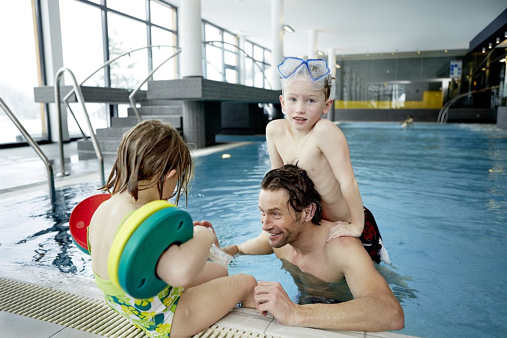 Schwimmen und Plantschen im Hallenbad