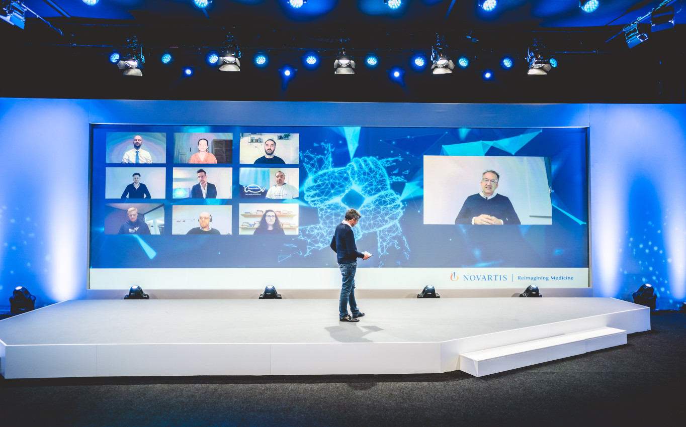 Moderator Ranga Yogeshwar im Gespräch mit Jury-Mitglied Prof. Dr. Jochen Klucken, Professor für Digitale Medizin, Universität Luxemburg