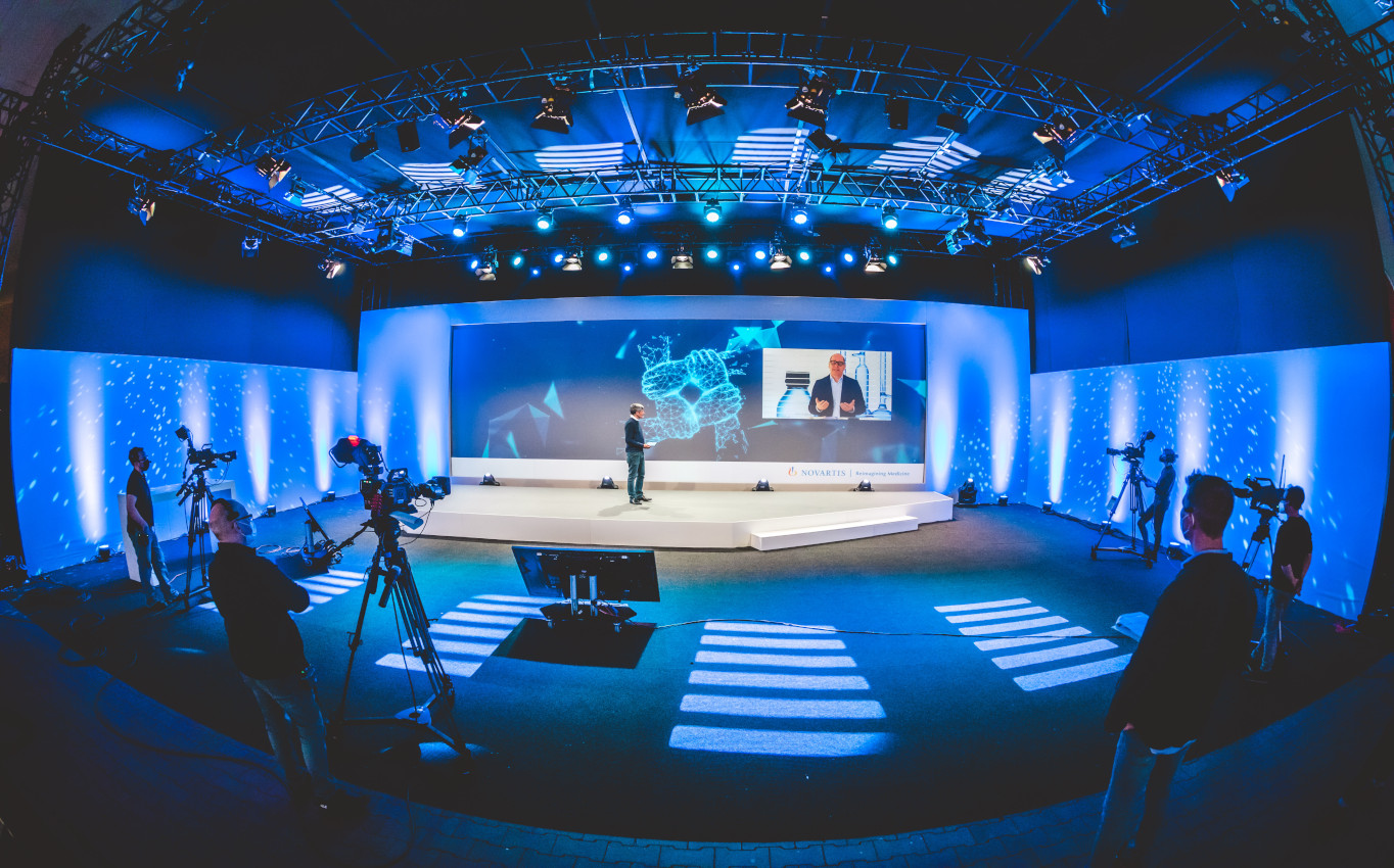 Moderator Ranga Yogeshwar im Gespräch mit Dr. med. Thomas Lang, Geschäftsführer Novartis Pharma Deutschland und Gastgeber des DGP, und Franz Müntefering, ehemaliger deutscher Vizekanzler und Vorsitzender der BAGSO