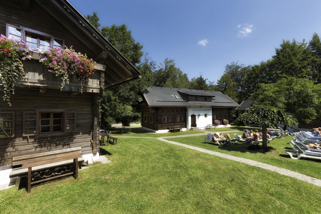 Entspannen nach einer Wanderung auf der Poolwiese in Schönleitn