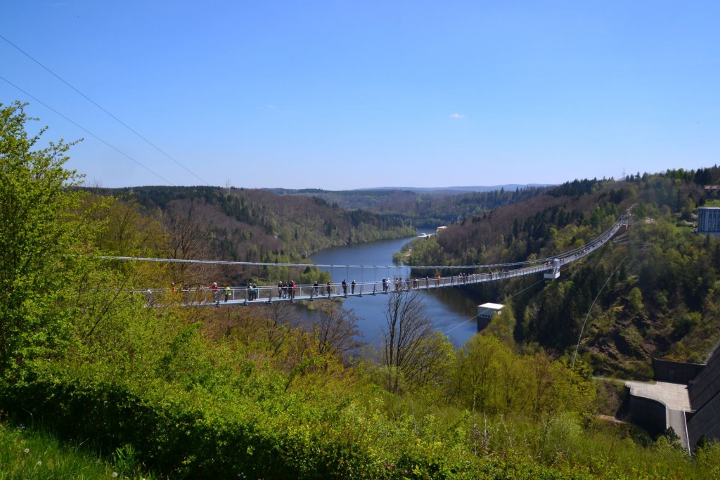 Der Harz ist mit seinen Talsperren und Seen von viel Wasser umgeben - Hier die neue Hängebrücke über die Rappbodetalsperre