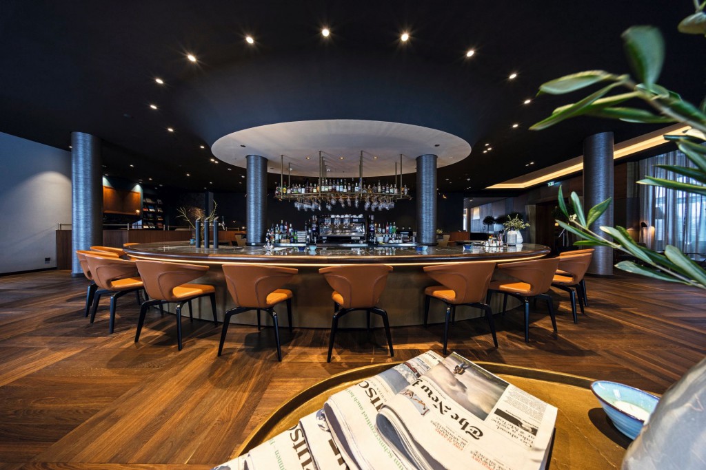 Die Bar als zentrales Herzstück der INFINITY Lounge